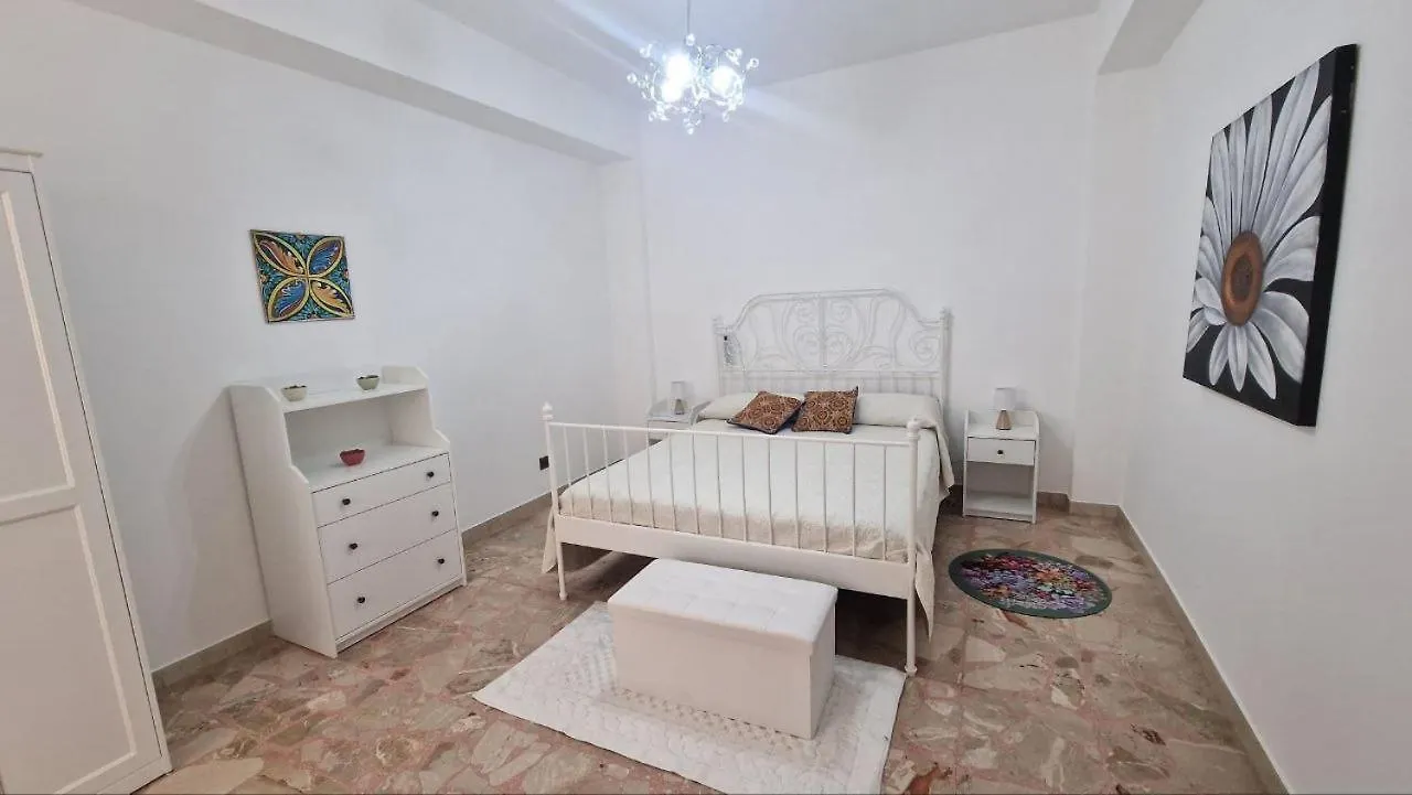 Da Domitilla In Centro Storico Con Panorama アヴォラ 0*,  イタリア